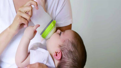 گرفتن کودک از شیشه شیر